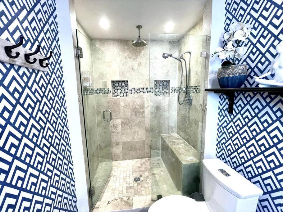 Cozy Sanctuary Minutes From The Bay And Beaches タンパ エクステリア 写真